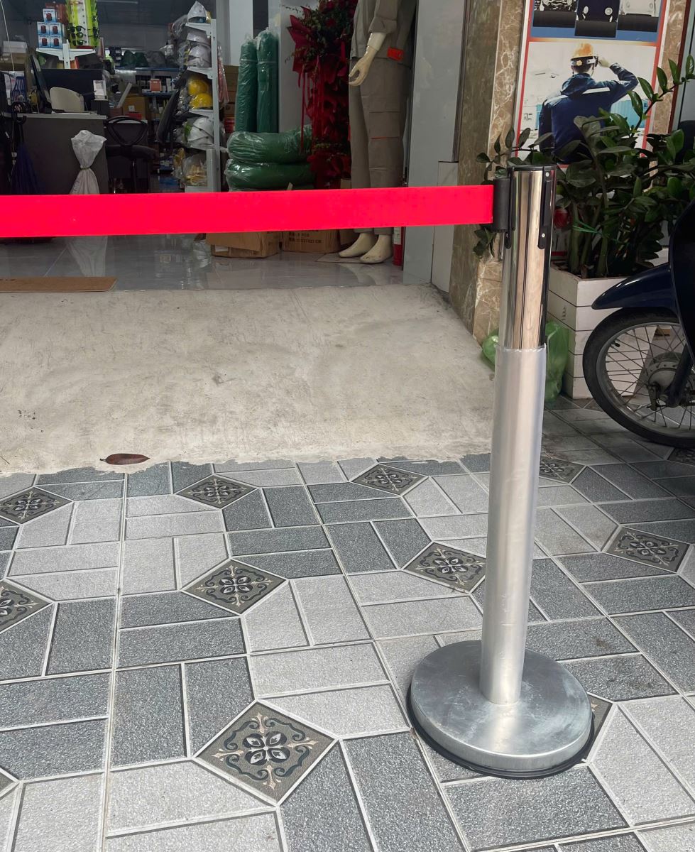 Rào chắn Inox dây kéo 3m màu đỏ (Cột chắn inox phân luồng dây căng 3m)